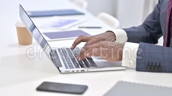 关闭办公室电脑上的非洲男人打字视频的预览图