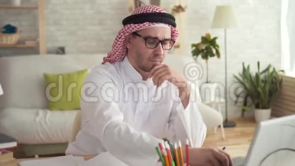 在笔记本电脑工作的阿拉伯商人肖像视频的预览图
