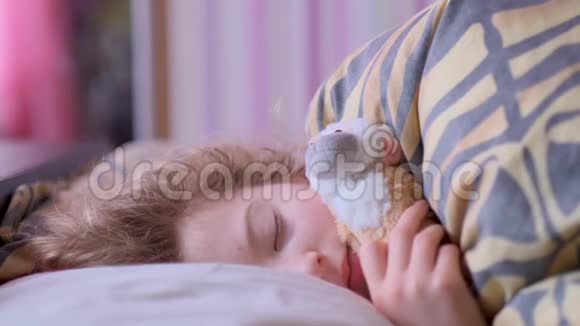 小女孩和一只玩具猴子睡在床上视频的预览图
