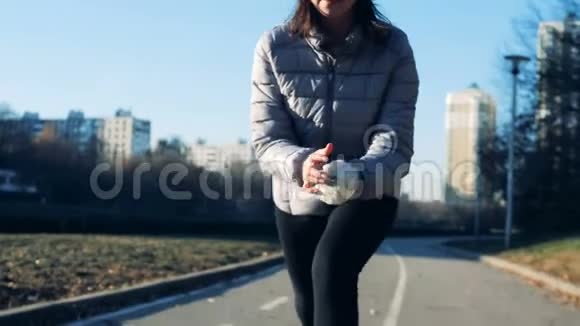 一个有仿生手臂的女孩的伸展运动视频的预览图
