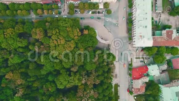 空中俯瞰密集种植城镇与快速汽车移动4K视频的预览图
