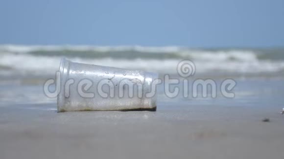 海滩上的塑料垃圾被人类弄脏了视频的预览图