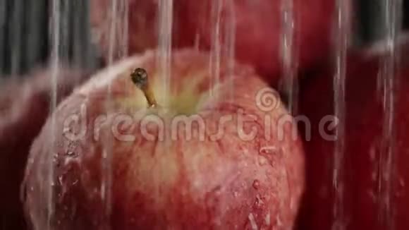在视频中我们看到红苹果不同的溪流从顶部涌出然后停止黑色背景特写视频的预览图