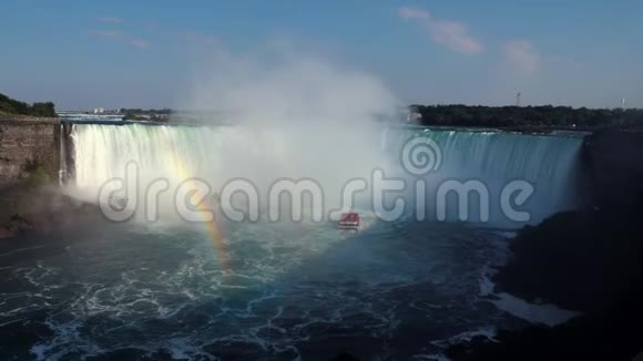旅游船在尼亚加拉瀑布湖航行视频的预览图