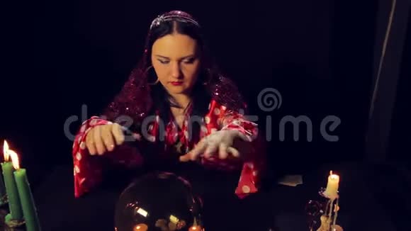 一个吉普赛算命先生在烛光下的桌子上神奇的水晶视频的预览图