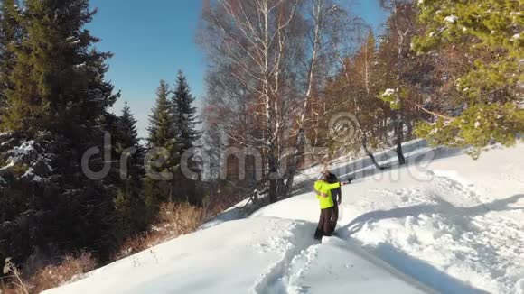 那个带着女孩的家伙在山里的冬林里拍了一张自拍视频的预览图