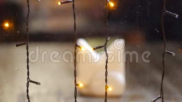 装饰的圣诞花环玻璃上有灯泡餐巾视频的预览图