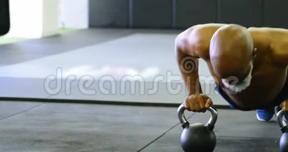 健身室4k的老人用水壶铃做俯卧撑视频的预览图