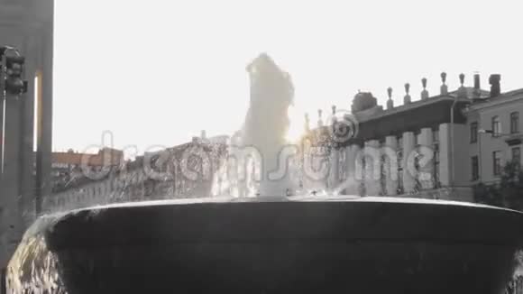 喷泉喷射日落景观城市喷雾视频的预览图