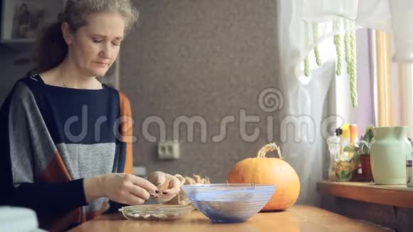女人手清洁干豆视频的预览图