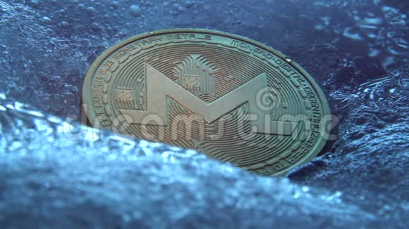 金色Monero币在线数字货币冻结在蓝冰中区块链概念密码市场崩盘冷冻密码视频的预览图