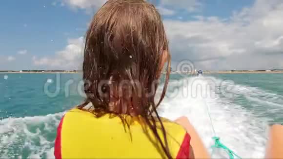暑假期间在水上旅游的小女孩视频的预览图