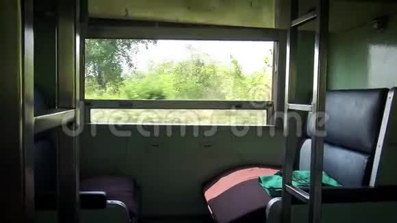 一辆空卧车厢内的泰国客车公寓视频的预览图