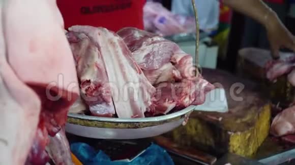 卖方把肉在市场上的秤上称重视频的预览图