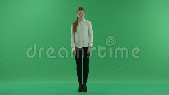 一个体贴的女人在等着盯着她的婊子她穿着正式的衣服白衬衫和白裤子视频的预览图