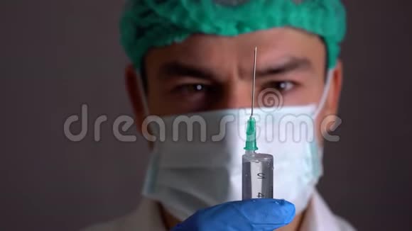 医生拿着医用注射注射器和听诊器医生或医生出示疫苗注射器视频的预览图