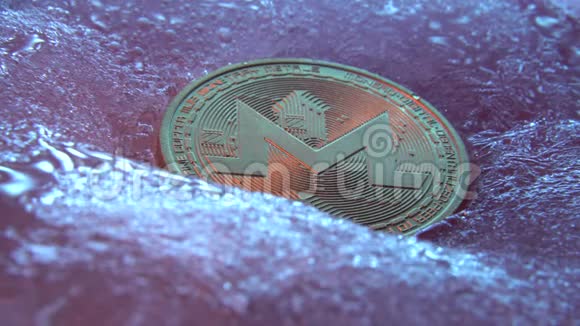 金色Monero币在线数字货币冻结在蓝冰中区块链概念密码市场崩盘冷冻密码视频的预览图