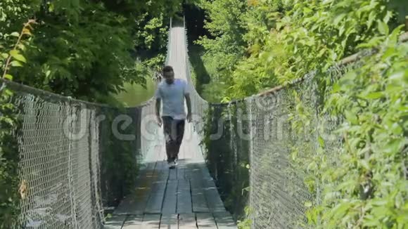 人沿着绳桥走视频的预览图