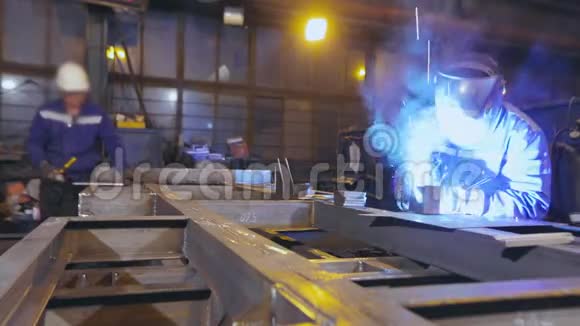 金属零件的装配焊接和金属剥离金属结构装配车间的工作流程视频的预览图