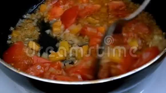 自制厨房做酱汁调料做面食或素食新鲜美味的蔬菜西红柿洋葱胡椒视频的预览图