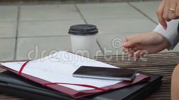 女商人手拿咖啡视频的预览图