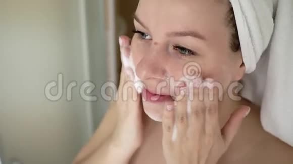 女人在浴室用泡沫洗脸视频的预览图