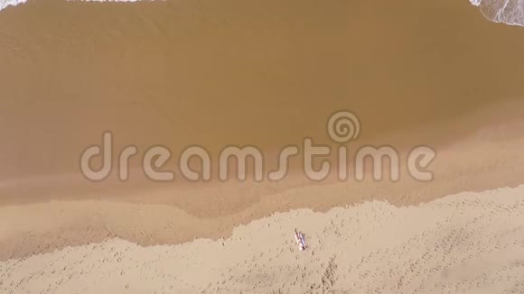 可爱性感的女孩躺在沙滩上视频的预览图