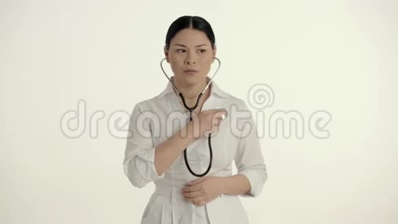 美丽的亚洲女医生听心跳视频的预览图