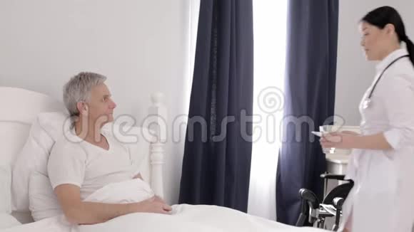 一位护士给病房里的一位老人带了药视频的预览图