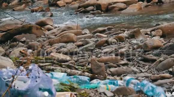 山快净溪落石岸边里面有垃圾塑料瓶袋子环境中的人的因素视频的预览图