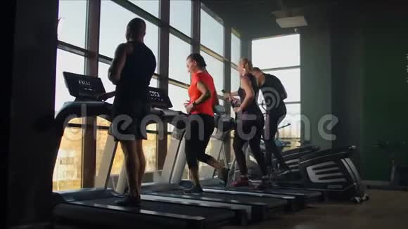 体育运动中的年轻男女在跑步机上运动视频的预览图