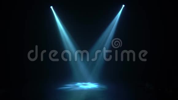 在黑暗的房间里一盏灯笼发出两缕光线视频的预览图