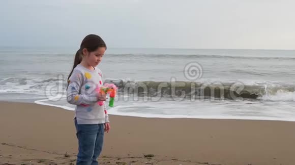 孩子们在海上玩肥皂泡儿童户外海滩活动视频的预览图