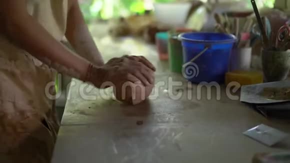 慢动作特写镜头一个陶工准备粘土建模视频的预览图