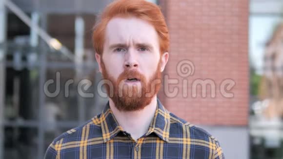 愤怒的红胡子青年户外肖像视频的预览图