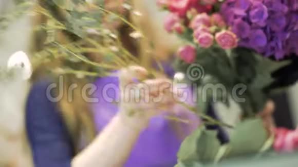 花匠做花束女人手里的花束视频的预览图
