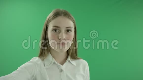 兴奋的年轻商务女性指着地方她在绿色屏幕上显示了一些东西视频的预览图