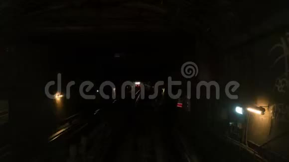 隧道内列车客舱的快速延时视野视频的预览图