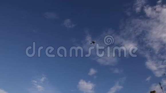 飞机飞过蓝天视频的预览图