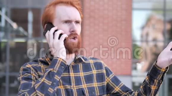愤怒的红发胡子年轻人打电话视频的预览图