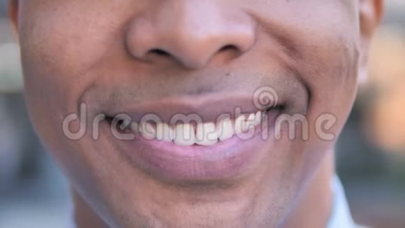 合上微笑青年非洲男子的嘴唇视频的预览图