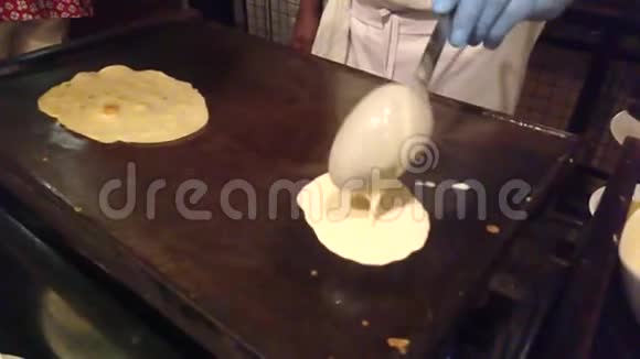斯里兰卡甜面包沙地铺在炉子上视频的预览图