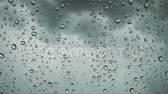 特写雨落在车前玻璃上水滴落在玻璃上视频的预览图