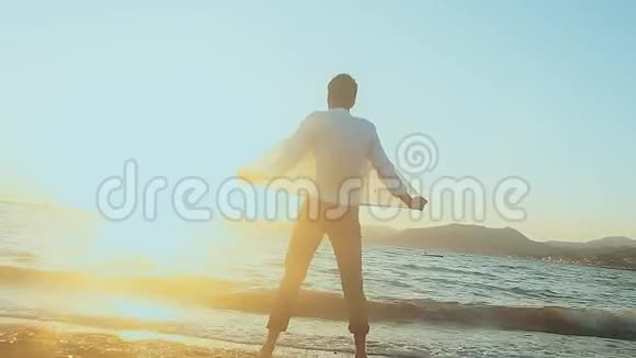 男人在海滩上散步视频的预览图