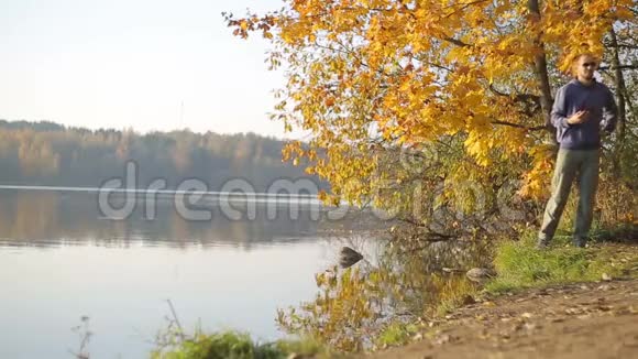 一个年轻人在湖边自拍视频的预览图