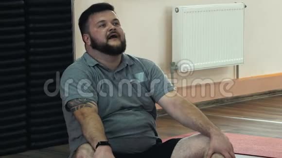 胖子在健身中心或健身房锻炼后又累又汗又胖又胖又胖的家伙超重男性视频的预览图