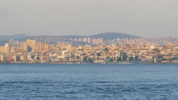 土耳其伊斯坦布尔从马尔马拉海俯瞰城市海岸货船和其他船只在那里航行视频的预览图