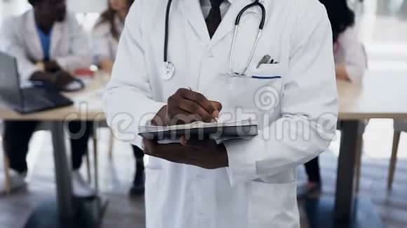 非洲年轻男医生与科克团队在医院背景的肖像视频的预览图