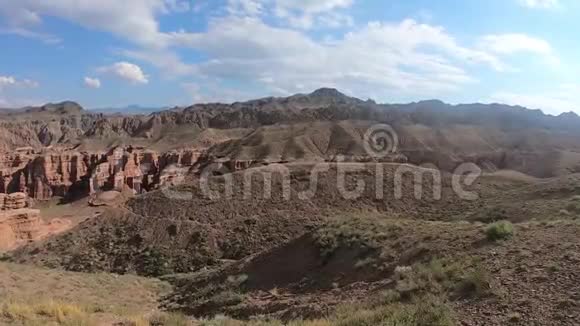 哈萨克斯坦的山脉和峡谷视频的预览图