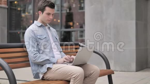 青少年在户外工作时咳嗽视频的预览图